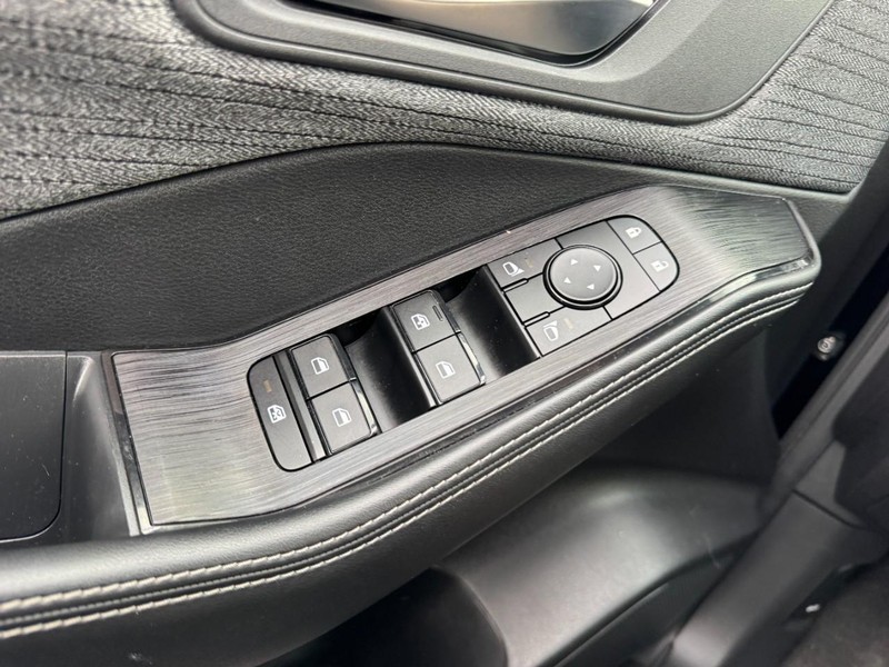 Nissan Rogue Vehicle Full-screen Gallery Image 25