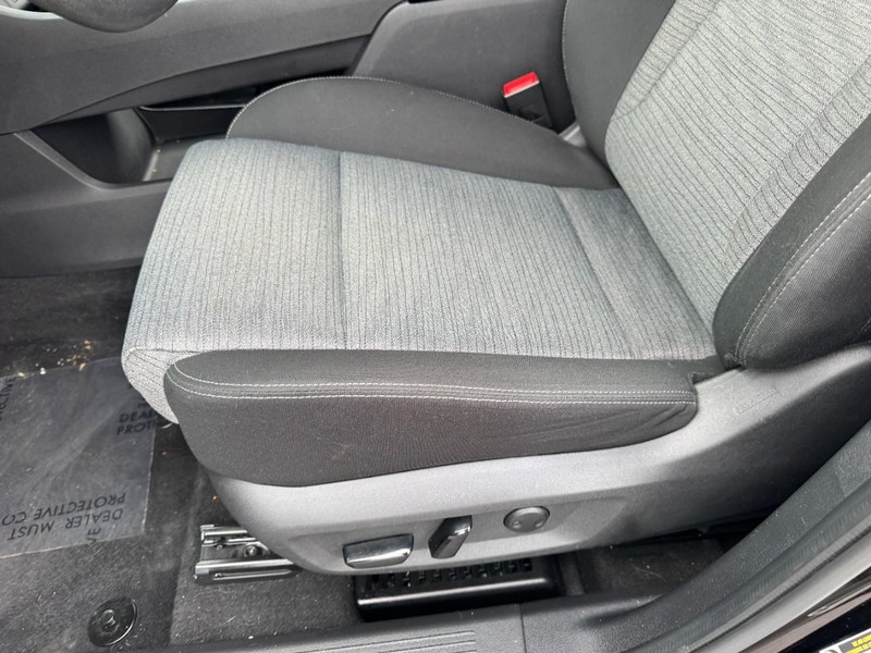 Nissan Rogue Vehicle Full-screen Gallery Image 26