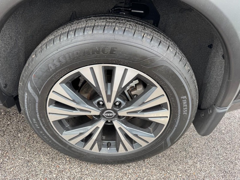 Nissan Rogue Vehicle Full-screen Gallery Image 27