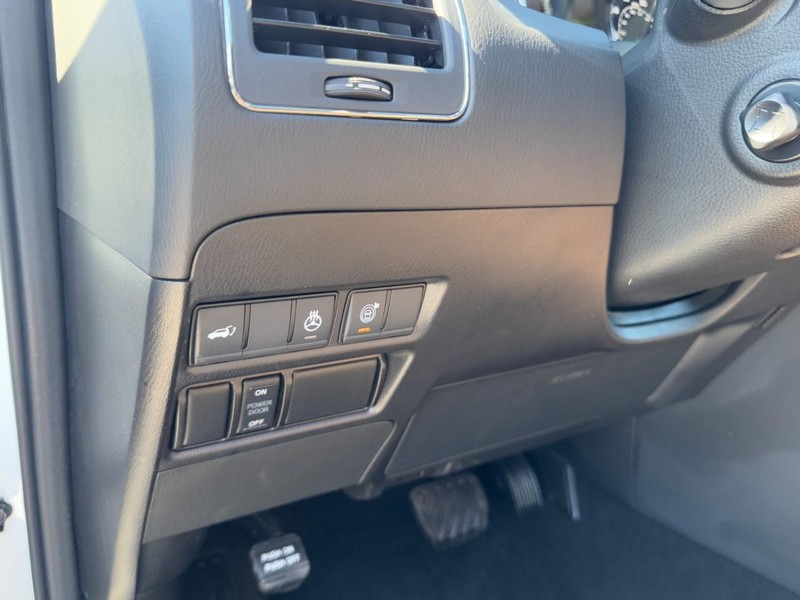 Nissan Armada Vehicle Full-screen Gallery Image 14