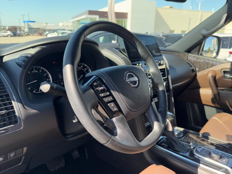 Nissan Armada Vehicle Full-screen Gallery Image 15