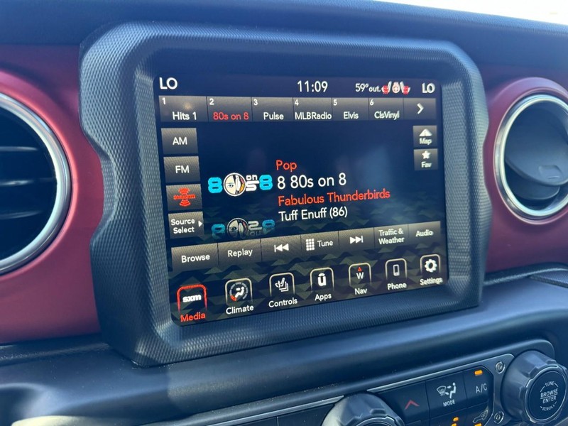 Jeep Gladiator Vehicle Full-screen Gallery Image 16