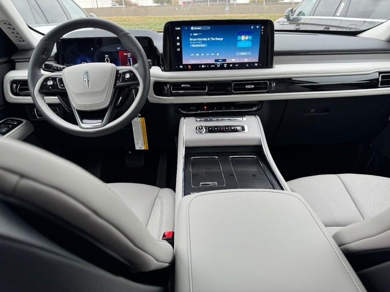 Lincoln Aviator Vehicle Full-screen Gallery Image 09