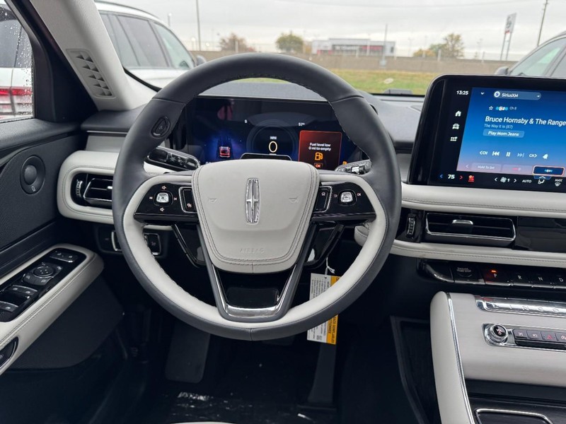 Lincoln Aviator Vehicle Full-screen Gallery Image 10