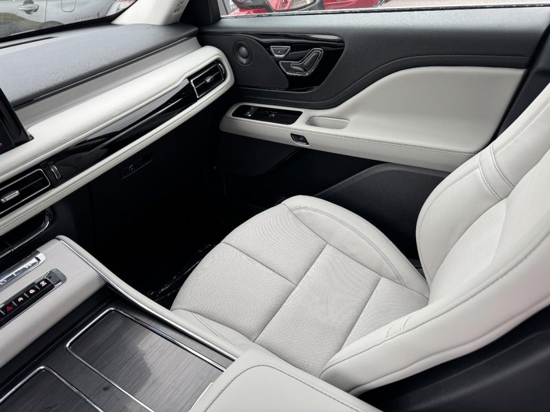 Lincoln Aviator Vehicle Full-screen Gallery Image 11
