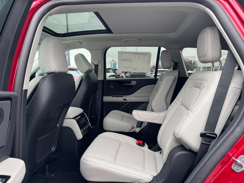 Lincoln Aviator Vehicle Full-screen Gallery Image 12