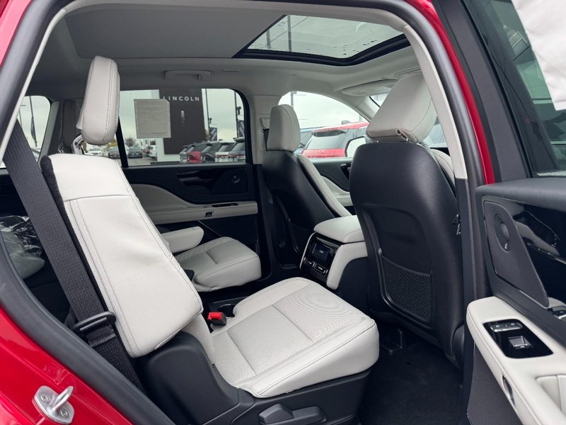 Lincoln Aviator Vehicle Full-screen Gallery Image 13