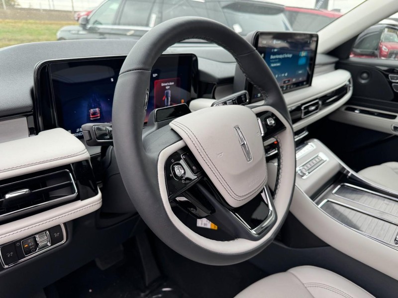 Lincoln Aviator Vehicle Full-screen Gallery Image 15