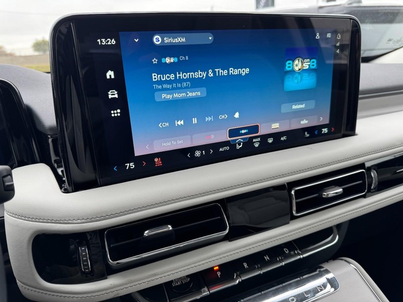 Lincoln Aviator Vehicle Full-screen Gallery Image 16