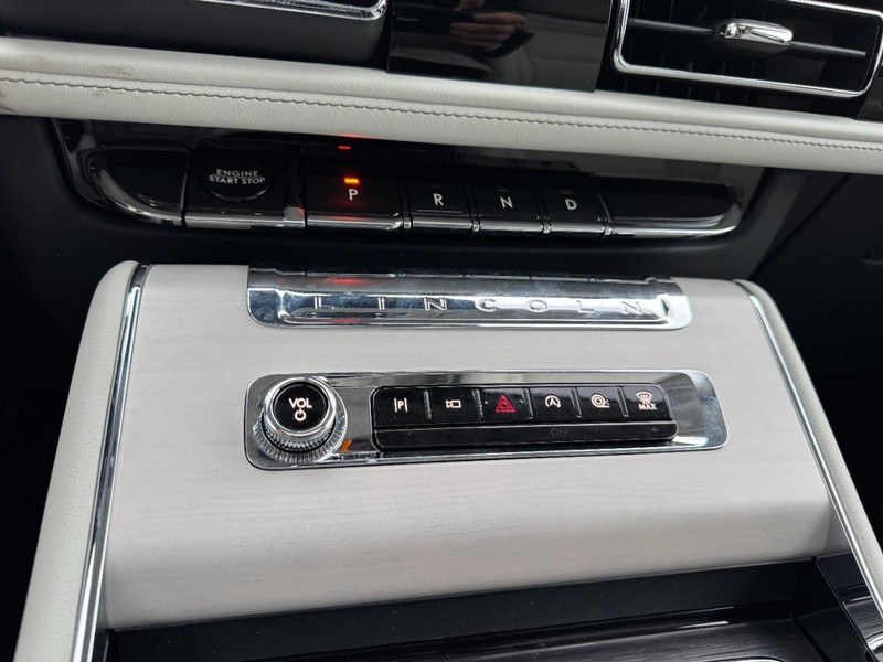 Lincoln Aviator Vehicle Full-screen Gallery Image 17