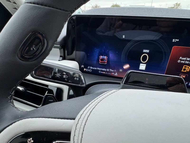 Lincoln Aviator Vehicle Full-screen Gallery Image 20