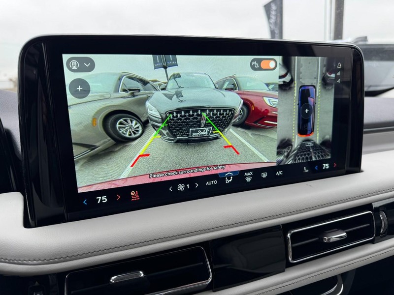 Lincoln Aviator Vehicle Full-screen Gallery Image 24