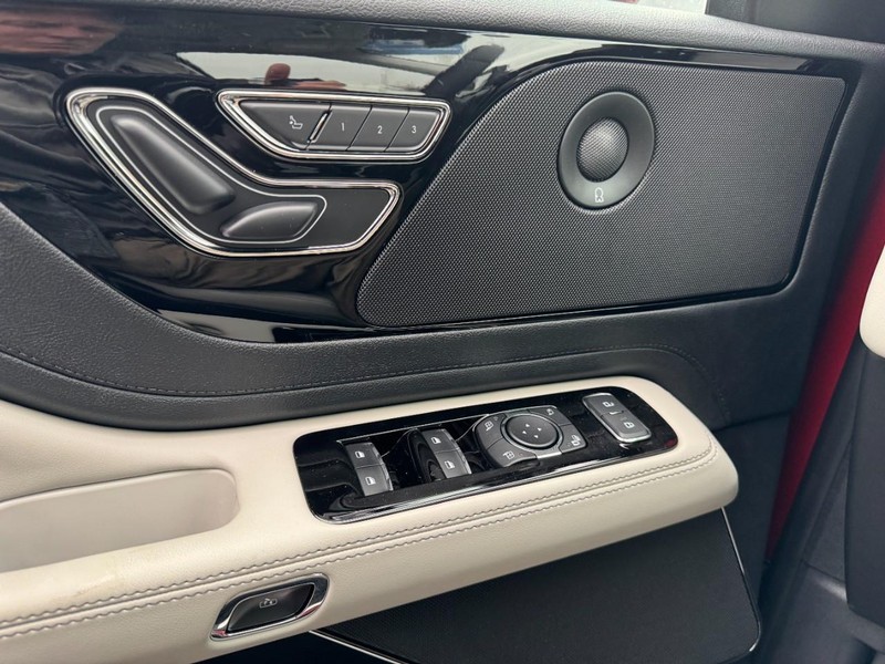 Lincoln Aviator Vehicle Full-screen Gallery Image 25