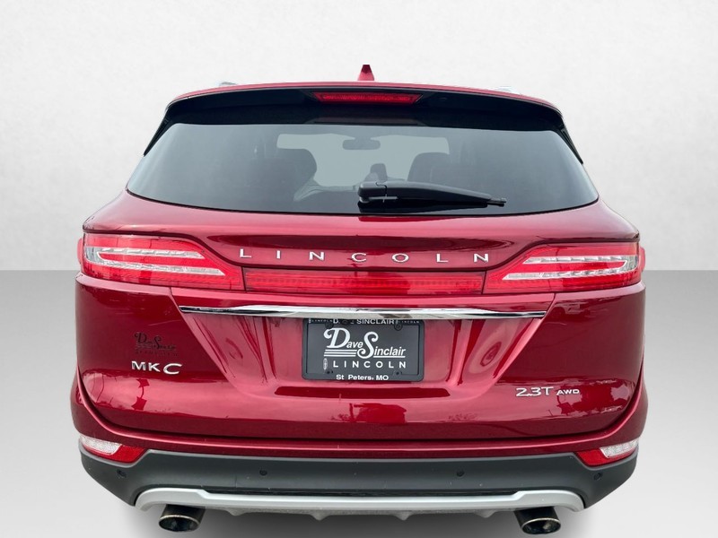 Lincoln MKC Vehicle Full-screen Gallery Image 06