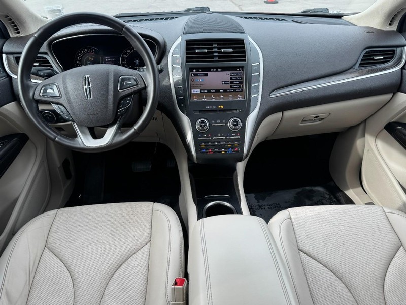 Lincoln MKC Vehicle Full-screen Gallery Image 09