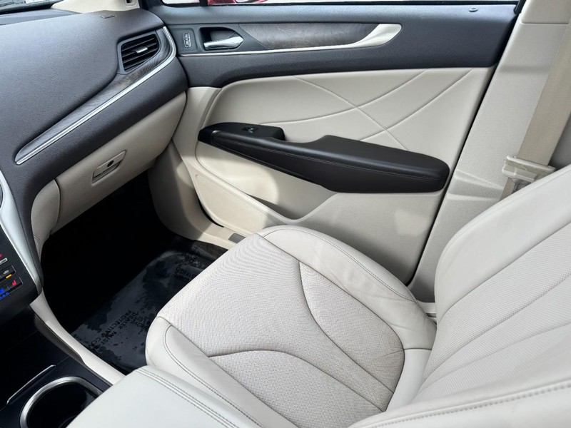 Lincoln MKC Vehicle Full-screen Gallery Image 11