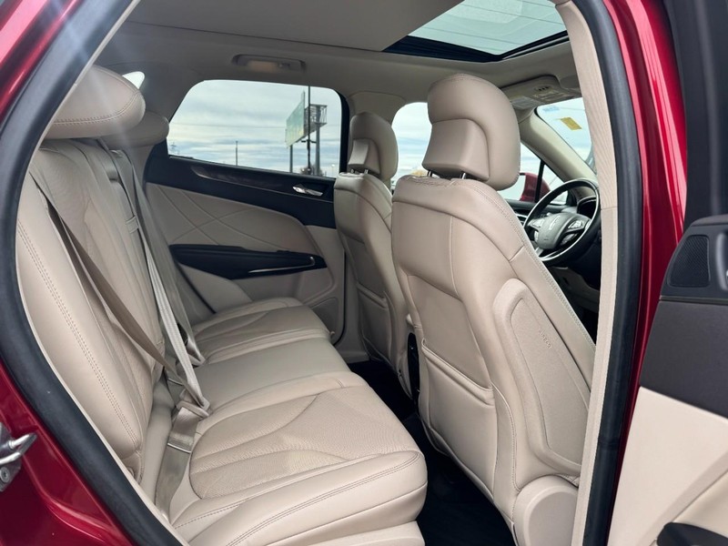 Lincoln MKC Vehicle Full-screen Gallery Image 13