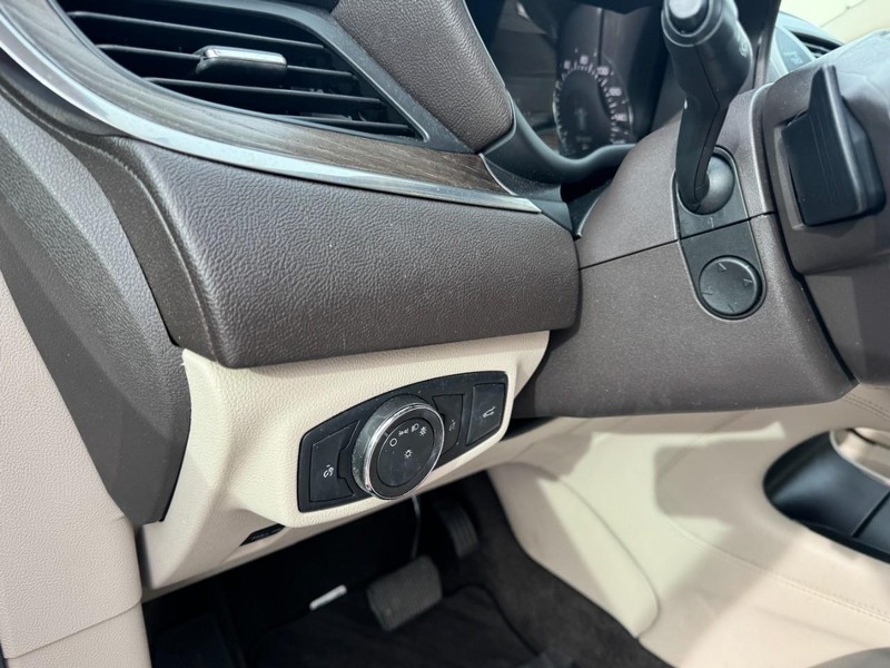 Lincoln MKC Vehicle Full-screen Gallery Image 14