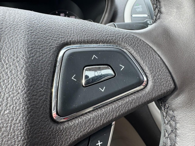 Lincoln MKC Vehicle Full-screen Gallery Image 19