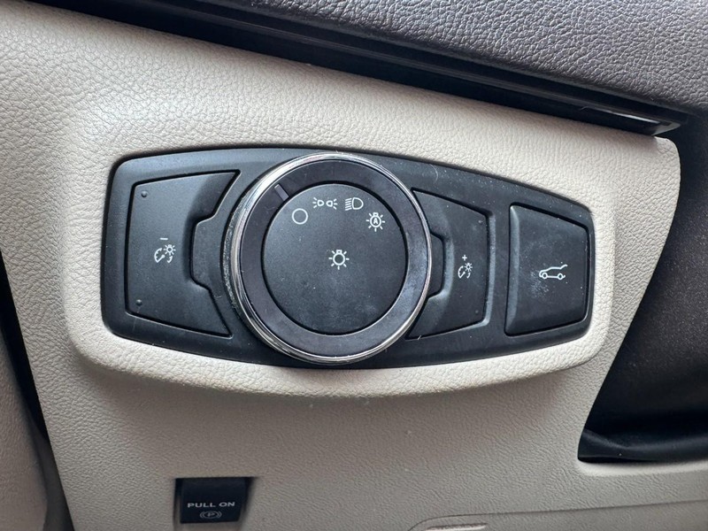 Lincoln MKC Vehicle Full-screen Gallery Image 22