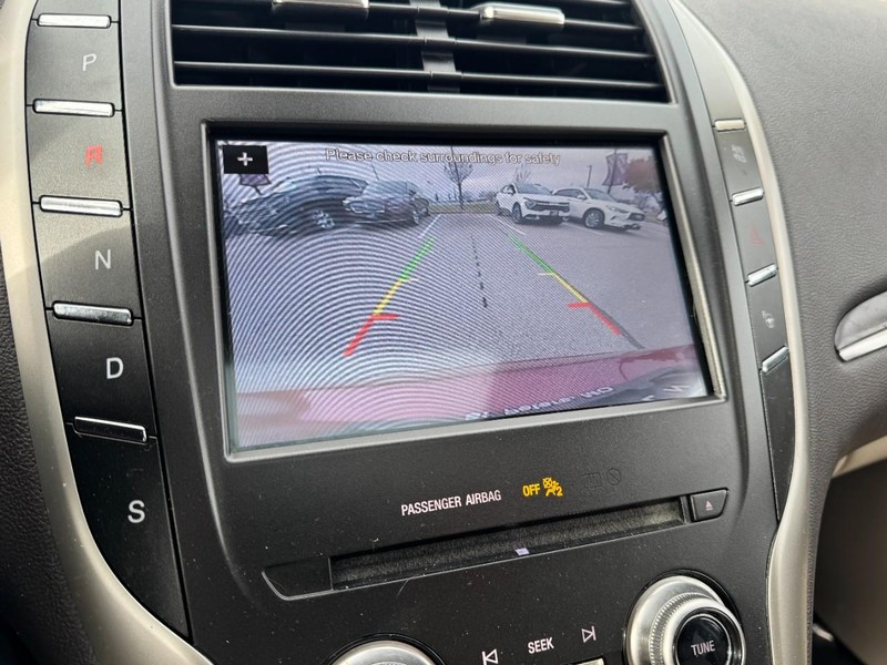 Lincoln MKC Vehicle Full-screen Gallery Image 24