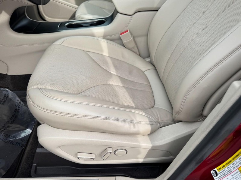 Lincoln MKC Vehicle Full-screen Gallery Image 26