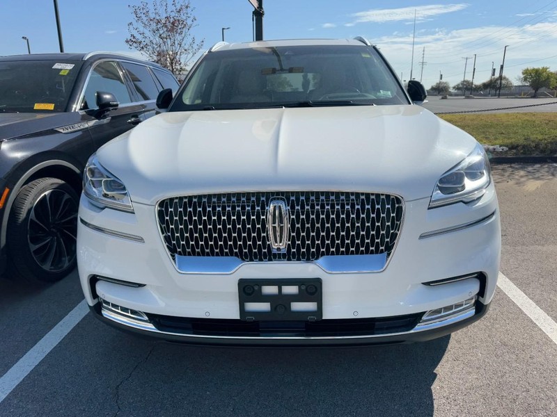 Lincoln Aviator Vehicle Full-screen Gallery Image 02