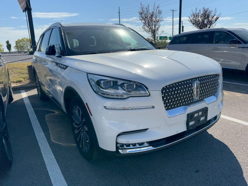 Lincoln Aviator Vehicle Full-screen Gallery Image 03