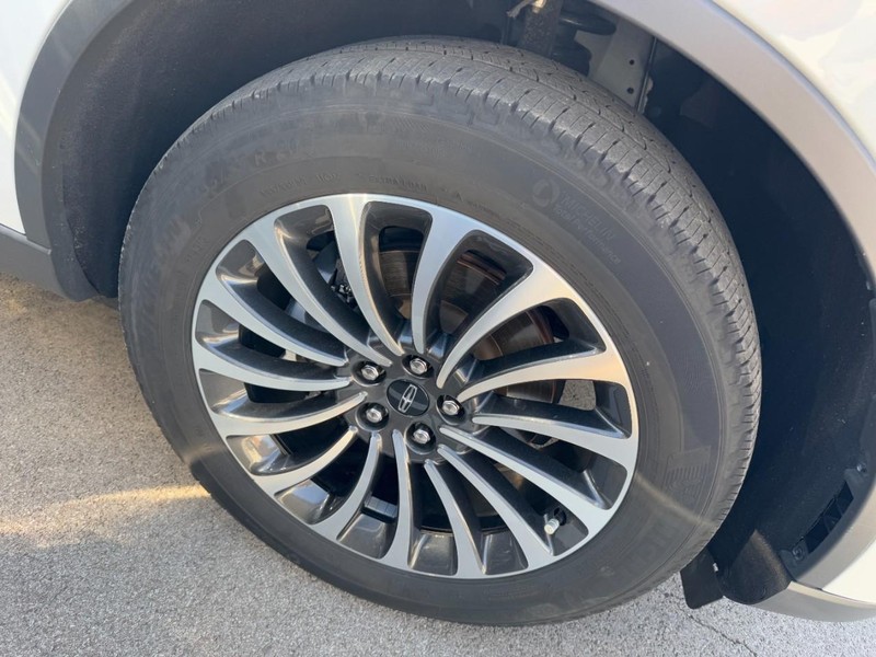 Lincoln Aviator Vehicle Full-screen Gallery Image 04