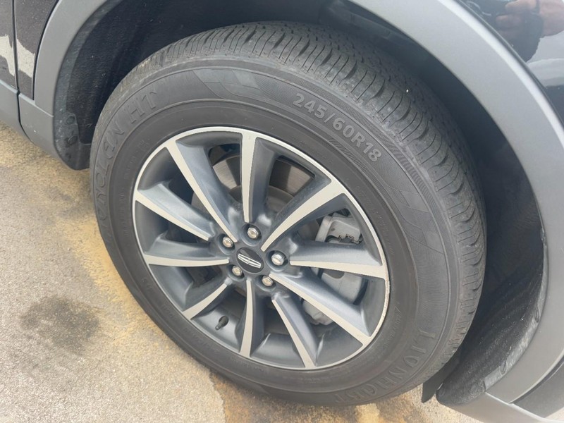 Lincoln Nautilus Vehicle Full-screen Gallery Image 04