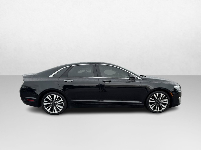 Lincoln MKZ Vehicle Full-screen Gallery Image 04