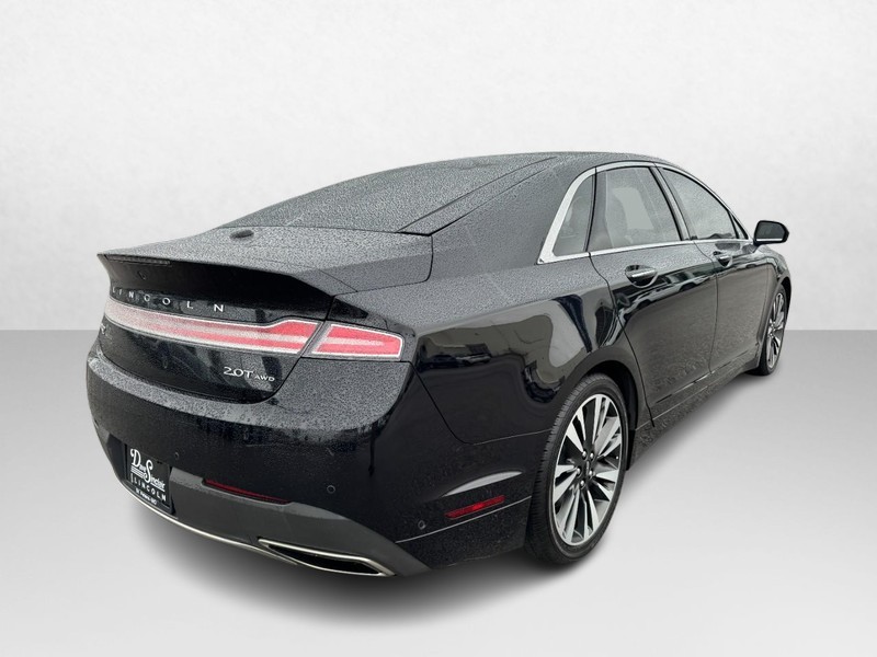 Lincoln MKZ Vehicle Full-screen Gallery Image 05
