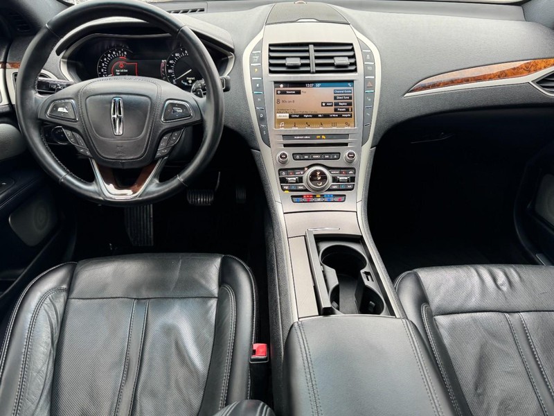 Lincoln MKZ Vehicle Full-screen Gallery Image 09