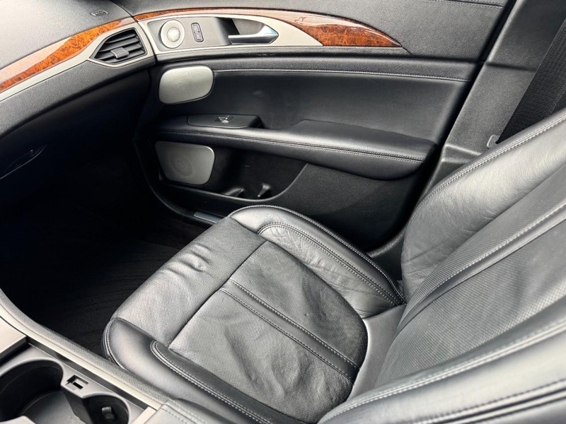 Lincoln MKZ Vehicle Full-screen Gallery Image 11