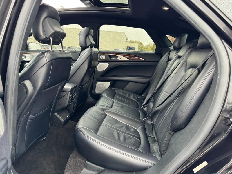 Lincoln MKZ Vehicle Full-screen Gallery Image 12