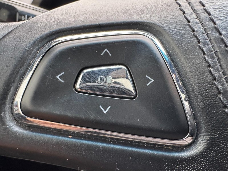 Lincoln MKZ Vehicle Full-screen Gallery Image 16