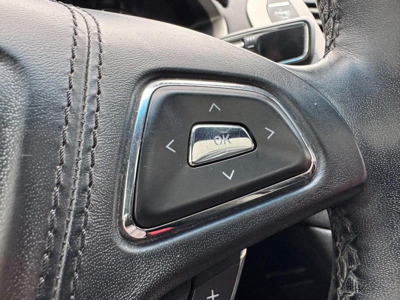 Lincoln MKZ Vehicle Full-screen Gallery Image 17