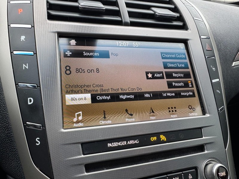 Lincoln MKZ Vehicle Full-screen Gallery Image 18