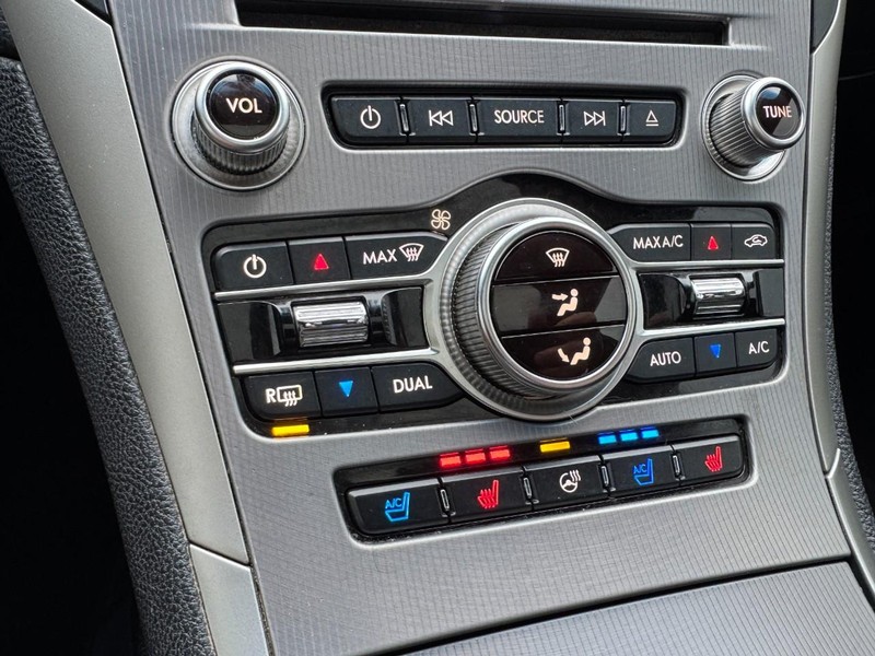 Lincoln MKZ Vehicle Full-screen Gallery Image 19