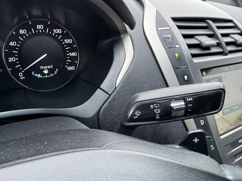 Lincoln MKZ Vehicle Full-screen Gallery Image 21