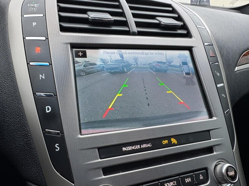 Lincoln MKZ Vehicle Full-screen Gallery Image 24