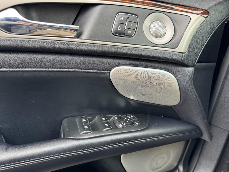 Lincoln MKZ Vehicle Full-screen Gallery Image 25