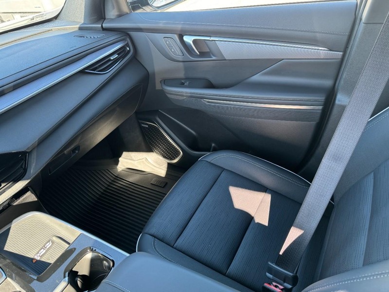 Buick Enclave Vehicle Full-screen Gallery Image 11