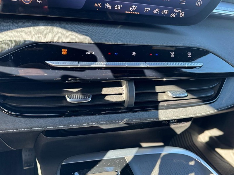 Buick Enclave Vehicle Full-screen Gallery Image 17