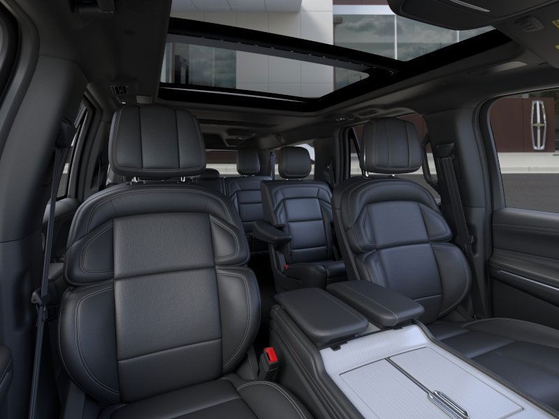 Lincoln Navigator L Vehicle Full-screen Gallery Image 10