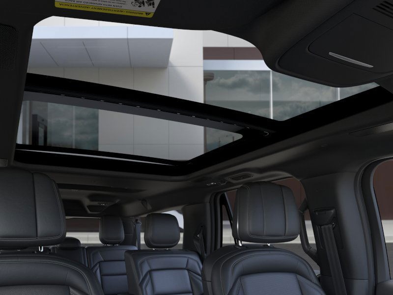 Lincoln Navigator L Vehicle Full-screen Gallery Image 22