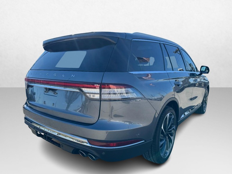 Lincoln Aviator Vehicle Full-screen Gallery Image 05