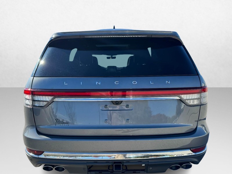Lincoln Aviator Vehicle Full-screen Gallery Image 06