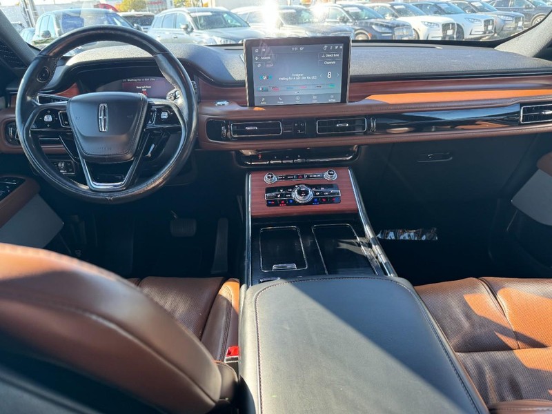 Lincoln Aviator Vehicle Full-screen Gallery Image 09