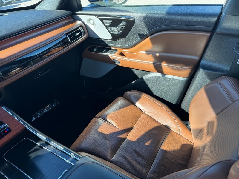 Lincoln Aviator Vehicle Full-screen Gallery Image 11